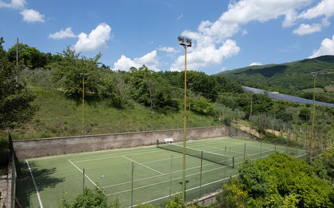 Villa Olivi - Subbiano, Toscana, Pool And Nature: Wolk, Lucht, Land Lot, Sportuitrusting, Hek, Gras, Vrije Tijd, Landschap, Boom, Tennisbaan