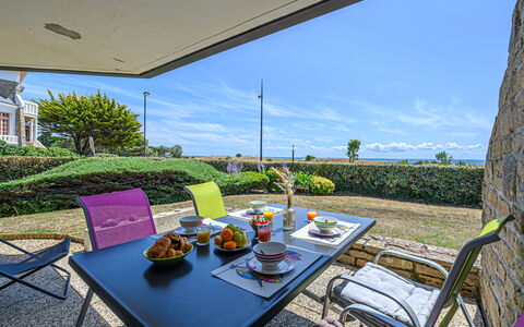 Les Horizons: Tableware, Lucht, Tafel, Eigendom, Fabriek, Meubilair, Gebouw, Wolk, Dishware, Kop
