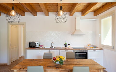 Villa Le Selve: Cabinetry, Countertop, Eigendom, Keuken, Gootsteen, Wastafel, Hout, Interieur Ontwerp, Venster, Oranje