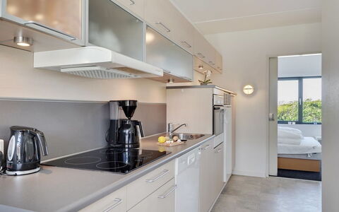 Marinus - 100M from the Sea: Keuken, Countertop, Interieur Ontwerp, Toestel Van De Keuken, Major Appliance, Flooring, Meubilair, Cabinetry, Plafond, Verdieping
