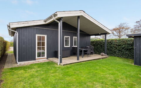 Maybrit - 50M from the Sea: Blauw, Struik, Verblijf, Groundcover, Tuin, Landgoed, Schaduw, Landscaping, Boerderij, Eco Hotel