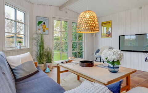 Maybrit - 50M from the Sea: Blauw, Struik, Verblijf, Groundcover, Tuin, Landgoed, Schaduw, Landscaping, Boerderij, Eco Hotel