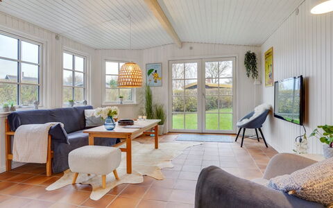 Maybrit - 50M from the Sea: Blauw, Struik, Verblijf, Groundcover, Tuin, Landgoed, Schaduw, Landscaping, Boerderij, Eco Hotel
