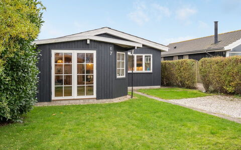Maybrit - 50M from the Sea: Blauw, Struik, Verblijf, Groundcover, Tuin, Landgoed, Schaduw, Landscaping, Boerderij, Eco Hotel
