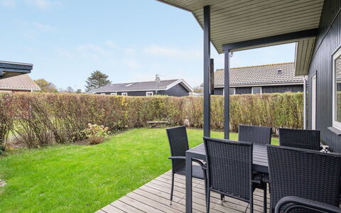 Maybrit - 50M from the Sea: Blauw, Struik, Verblijf, Groundcover, Tuin, Landgoed, Schaduw, Landscaping, Boerderij, Eco Hotel