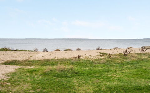 Maybrit - 50M from the Sea: Blauw, Struik, Verblijf, Groundcover, Tuin, Landgoed, Schaduw, Landscaping, Boerderij, Eco Hotel