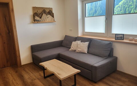 Bergblick: Meubilair, Hout, Rechthoek, Bankstel, Interieur Ontwerp, Verdieping, Flooring, Fotolijst, Tafel, Woonkamer