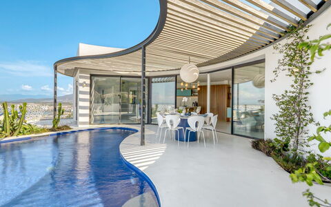 Donut: Water, Lucht, Gebouw, Eigendom, Tableware, Venster, Badplaats, Azure, Tafel, Architectuur