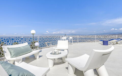 Donut: Water, Lucht, Gebouw, Eigendom, Tableware, Venster, Badplaats, Azure, Tafel, Architectuur