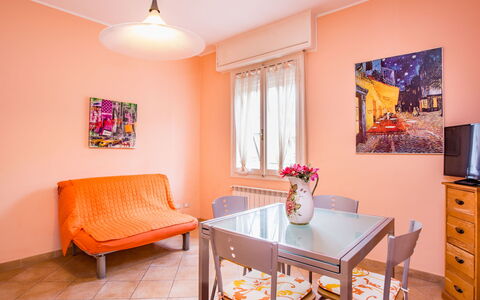 Floki: Water, Lucht, Gebouw, Eigendom, Tableware, Venster, Badplaats, Azure, Tafel, Architectuur
