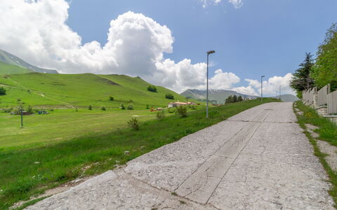 Casa Tramonti: Wolk, Lucht, Fabriek, Berg, Natuurlijk Landschap, Weg Oppervlak, Asfalt, Land Lot, Helling, Straatlantaarn