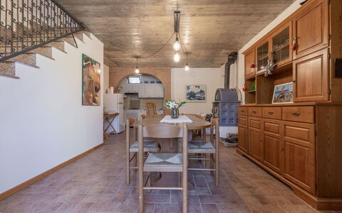 Casa Tramonti: Eigendom, Cabinetry, Meubilair, Tafel, Hout, Lade, Stoel, Interieur Ontwerp, Flooring, Verdieping