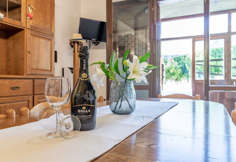 Casa Tramonti: Tafel, Meubilair, Eigendom, Fabriek, Cabinetry, Fles, Gebouw, Venster, Hout, Countertop