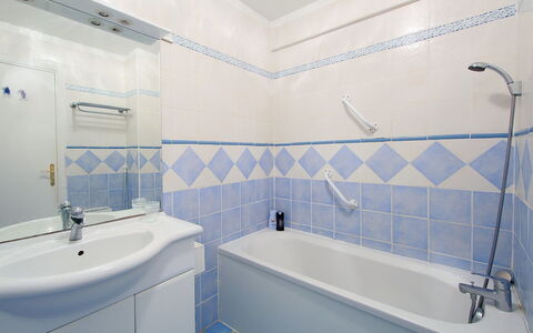 Cagnes-Sur-Mer 160: Bad, Loodgieterswerkinrichting, Kraan, Spiegel, Eigendom, Badkamer, Azure, Wastafel, Douchekop, Gebouw