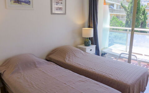 Cagnes-Sur-Mer 160: Meubilair, Eigendom, Gebouw, Comfort, Fabriek, Venster, Hout, Schaduw, Huis, Textiel
