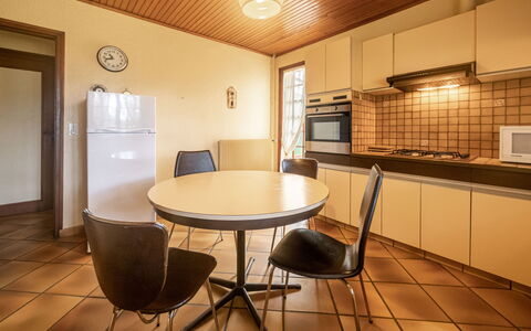 Maisouet: Wolk, Tafel, Lucht, Meubilair, Eigendom, Stoel, Gebouw, Water, Buitenmeubels, Interieur Ontwerp