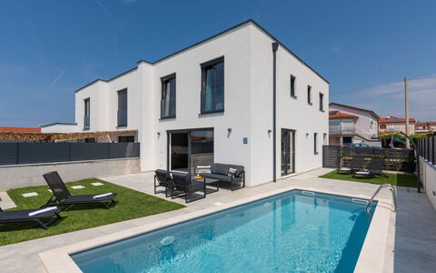 Villa Valero: Wolk, Tafel, Lucht, Meubilair, Eigendom, Stoel, Gebouw, Water, Buitenmeubels, Interieur Ontwerp