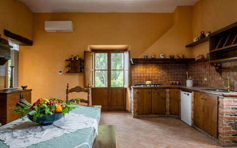 Villa Belvedere - Ambra: Meubilair, Interieur Ontwerp, Muur, Flooring, Hout, Keuken, Plafond, Verdieping, Kamer, Huis