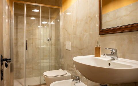 Villa Belvedere - Ambra: Badkamer, Loodgieterswerkinrichting, Flooring, Wastafel In De Badkamer, Muur, Interieur Ontwerp, Wastafel, Verdieping, Kraan, Spiegel