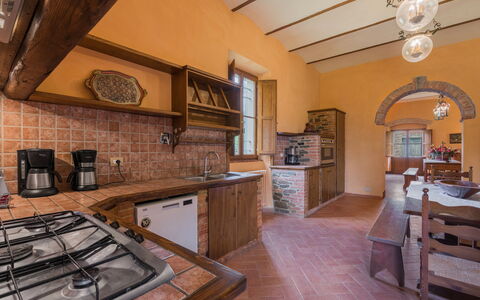 Belvedere - Falceto, Ambra, Toscana: Meubilair, Cabinetry, Eigendom, Countertop, Keuken, Hout, Verlichting, Interieur Ontwerp, Fotolijst, Architectuur