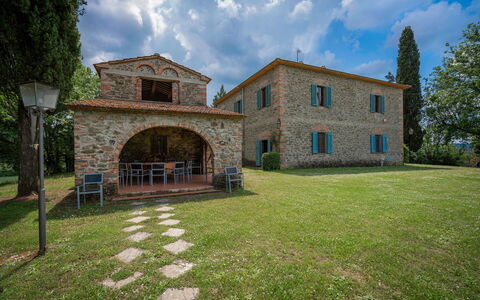 Belvedere - Falceto, Ambra, Toscana: Lucht, Wolk, Fabriek, Gebouw, Venster, Boom, Huis, Land Lot, Gras, Landschap