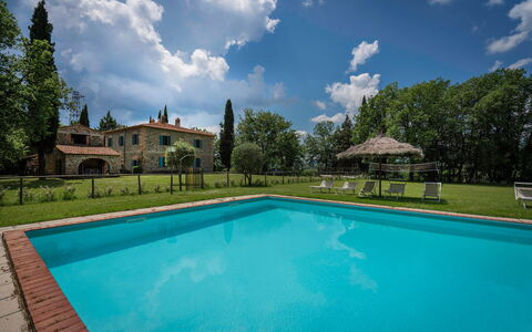 Belvedere - Falceto, Ambra, Toscana: Water, Wolk, Lucht, Fabriek, Zwembad, Natuur, Azure, Boom, Gebouw, Zwemwater