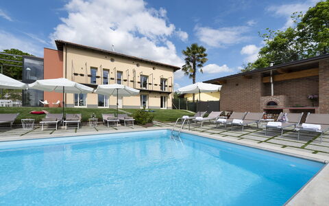 Casa San Grato - Roero - Langhe, Piemonte: Water, Wolk, Lucht, Fabriek, Eigendom, Gebouw, Zwembad, Azure, Stoel, Boom