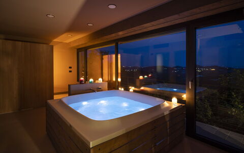Relais Casa Clara - Roero - Langhe, Piemonte: Bad, Water, Gebouw, Azure, Zwembad, Interieur Ontwerp, Jacuzzi, Venster, Jacuzzi, Schaduw