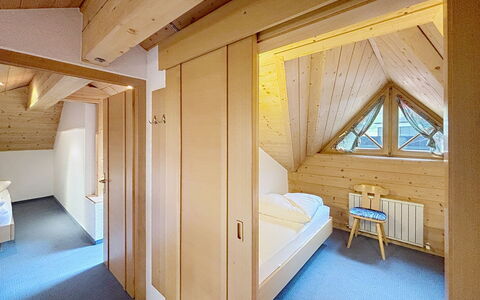 Ischgl 111: Hout, Plafond, Interieur Ontwerp, Slaapkamer, Zolder, Hardwood, Beits, Bed, Bedding, Blokhut