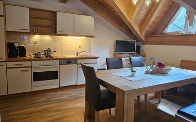 Ischgl 111: Eigendom, Tafel, Meubilair, Cabinetry, Countertop, Hout, Interieur Ontwerp, Stoel, Gebouw, Flooring