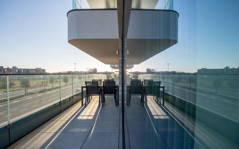 One with Terrace and Dune View: Lucht, Stedelijk Ontwerp, Stad, Facade, Symmetrie, Gebouw, Weg, Samengesteld Materiaal, Metaal, Glas