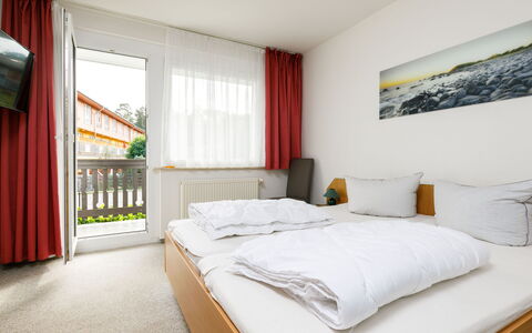 Dünenhaus App. 104: Meubilair, Gebouw, Comfort, Interieur Ontwerp, Hout, Venster, Schaduw, Bed, Bed Frame