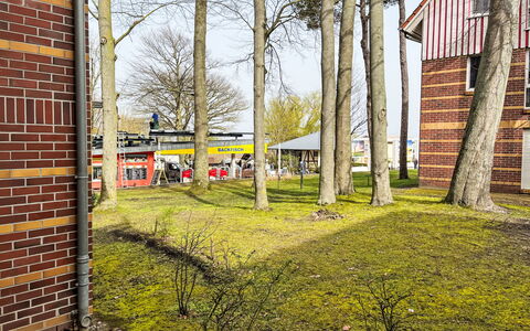 Jeschek: Fabriek, Eigendom, Gebouw, Natuur, Blad, Afdeling, Boom, Lucht, Gras, Land Lot