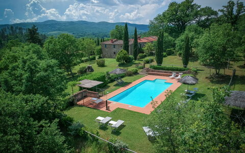 Borgo La Casina - Badia Agnano, Toscana: Wolk, Lucht, Fabriek, Boom, Natuurlijk Landschap, Stedelijk Ontwerp, Zwembad, Gras, Landschap, Vrije Tijd