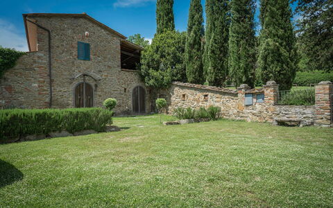 Borgo La Casina - Badia Agnano, Toscana: Fabriek, Lucht, Eigendom, Wolk, Natuurlijk Landschap, Boom, Land Lot, Vegetation, Architectuur, Venster