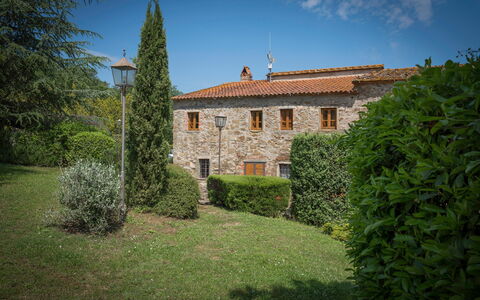 Fonte Nuova - Badia Agnano, Toscana: Fabriek, Lucht, Venster, Gebouw, Vegetation, Land Lot, Natuurlijk Landschap, Boom, Gras, Verblijf
