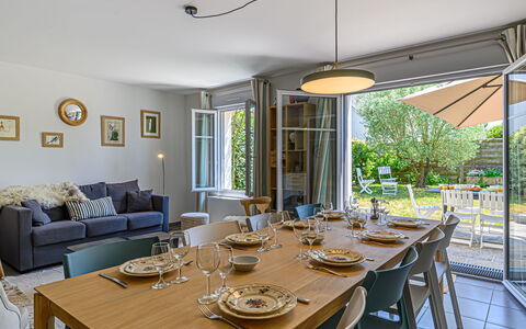 Carnac 224: Tafel, Meubilair, Eigendom, Stoel, Fabriek, Tableware, Venster, Interieur Ontwerp, Keuken En Eettafel, Hout