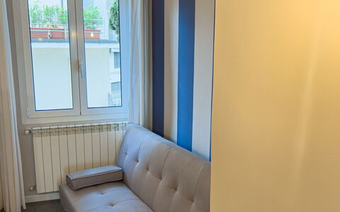 Apartment Tre - Diano Marina: Eigendom, Bankstel, Comfort, Hout, Interieur Ontwerp, Schaduw, Lamp, Flooring, Venster, Verdieping