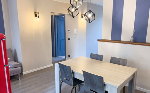 Apartment Tre - Diano Marina: Tafel, Eigendom, Meubilair, Stoel, Hout, Interieur Ontwerp, Verdieping, Flooring, Hardwood, Beits