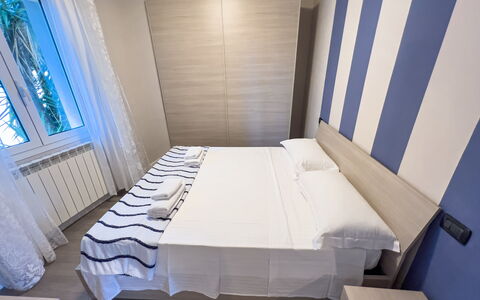 Apartment Tre - Diano Marina: Gebouw, Blauw, Interieur Ontwerp, Hout, Comfort, Verdieping, Flooring, Huis, Bed, Rechthoek