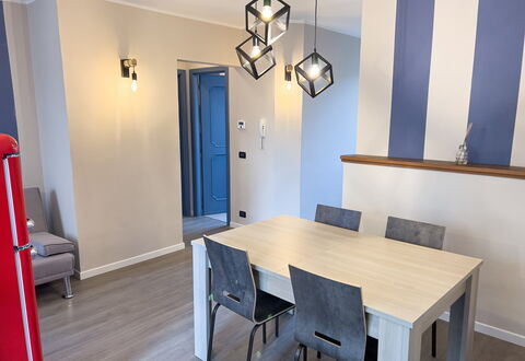 Apartment Tre - Diano Marina: Tafel, Eigendom, Meubilair, Stoel, Hout, Interieur Ontwerp, Verdieping, Flooring, Hardwood, Beits