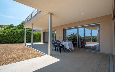 Cabanon: Water, Lucht, Tafel, Meubilair, Eigendom, Stoel, Azure, Buitentafel, Buitenmeubels, Tableware