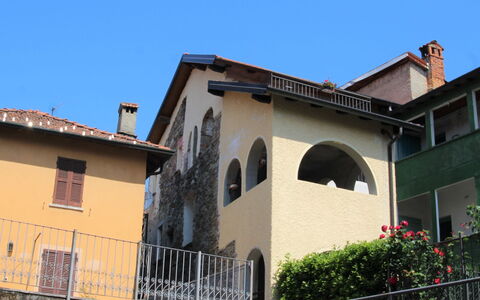 Borghetto: Water, Lucht, Tafel, Meubilair, Eigendom, Stoel, Azure, Buitentafel, Buitenmeubels, Tableware