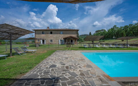Leopolda In Selvarella Pool And Wi-fi: Wolk, Lucht, Fabriek, Water, Eigendom, Azure, Gebouw, Boom, Schaduw, Zwembad