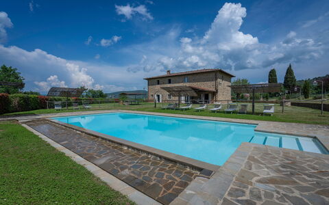 Leopolda In Selvarella Pool And Wi-fi: Wolk, Lucht, Water, Fabriek, Zwembad, Azure, Gebouw, Boom, Buitenmeubels, Huis