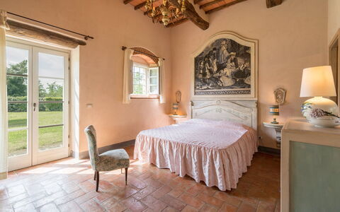 Villa Leopolda Selvarella: Meubilair, Eigendom, Venster, Tafel, Gebouw, Fotolijst, Comfort, Hout, Verlichting, Interieur Ontwerp