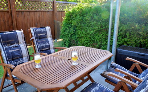 Koserow 211: Tafel, Fabriek, Meubilair, Eigendom, Buitentafel, Stoel, Hout, Buitenmeubels, Gras, Tableware