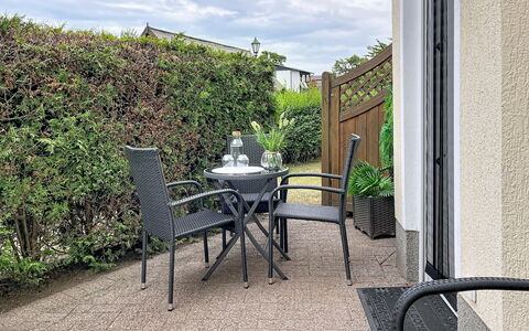 Koserow 275: Struik, Tuin, Bloempot, Buitenmeubels, Groundcover, Kamerplant, Stoel, Landscaping, Werf