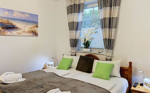 Koserow 275: Meubilair, Interieur Ontwerp, Flooring, Verdieping, Hout, Slaapkamer, Bed, Kamer, Textiel, Verlichting