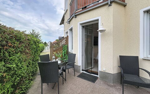 Koserow 275: Huis, Deur, Balkon, Stoel, Werf, Home Deur, Kamerplant, Daylighting, Villa